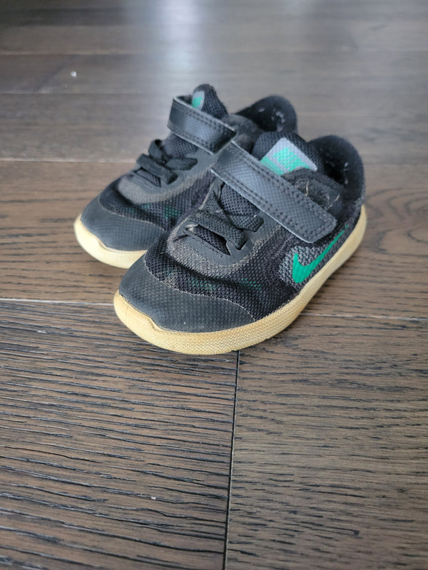 NIKE Shoes (Size 6)