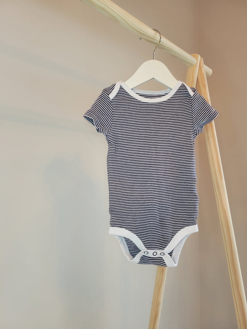 JOE FRESH Onesie Set (6-9 Months)