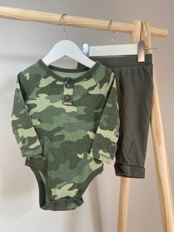 OLD NAVY Outfit (6-12 Months)