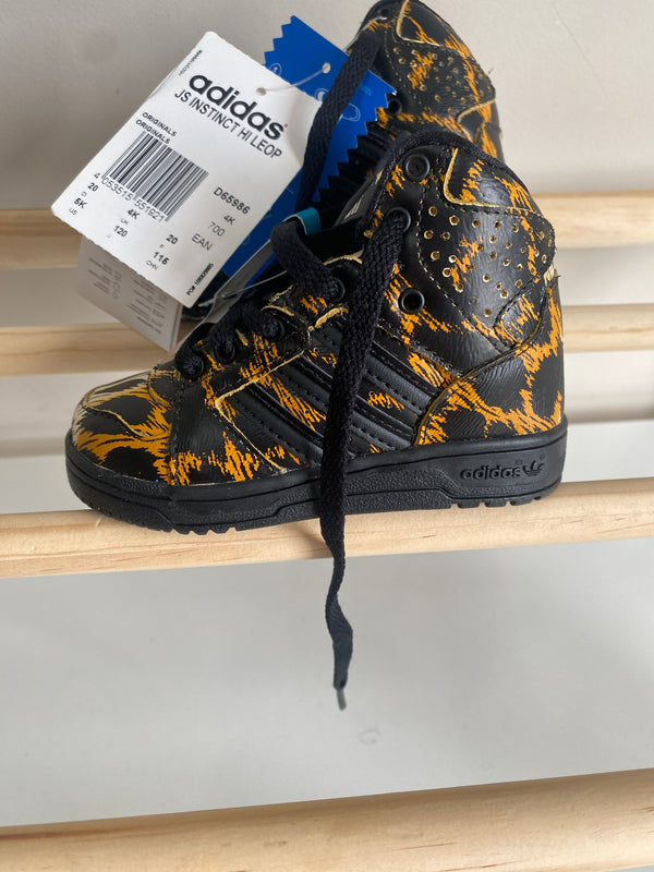 ADIDAS Shoes (Size 5)