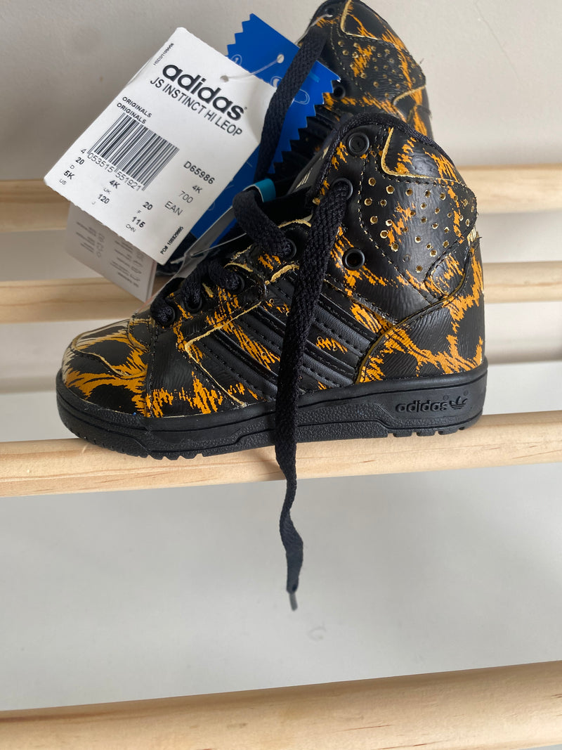 ADIDAS Shoes (Size 5)