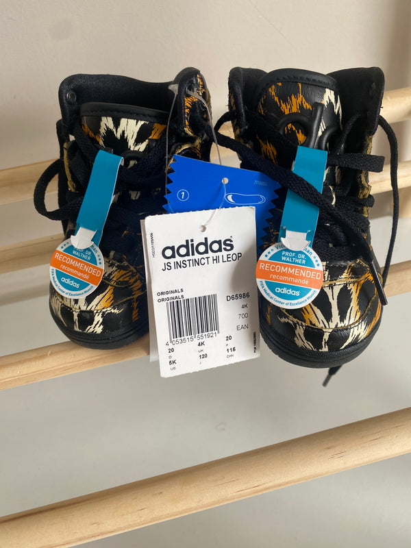 ADIDAS Shoes (Size 5)