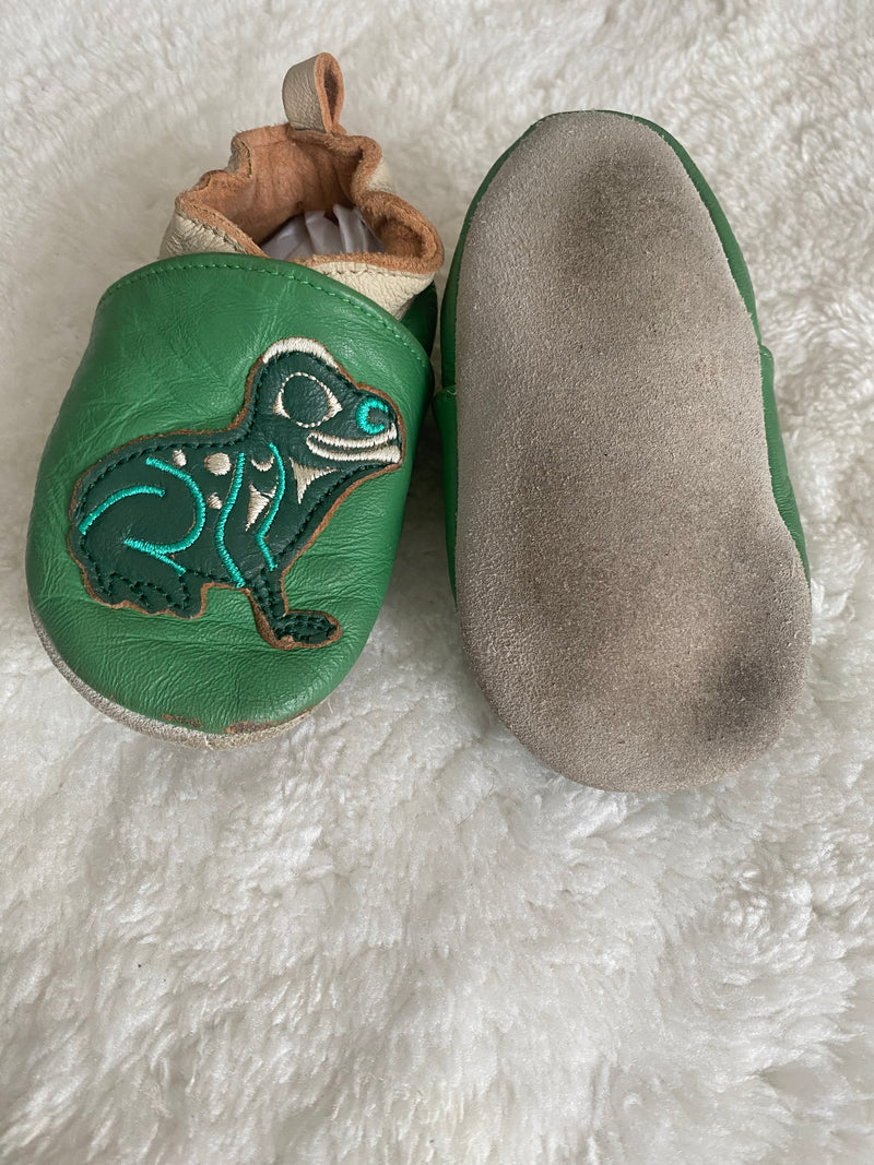 SLIPPERS (approx size 4)