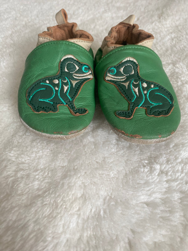 SLIPPERS (approx size 4)