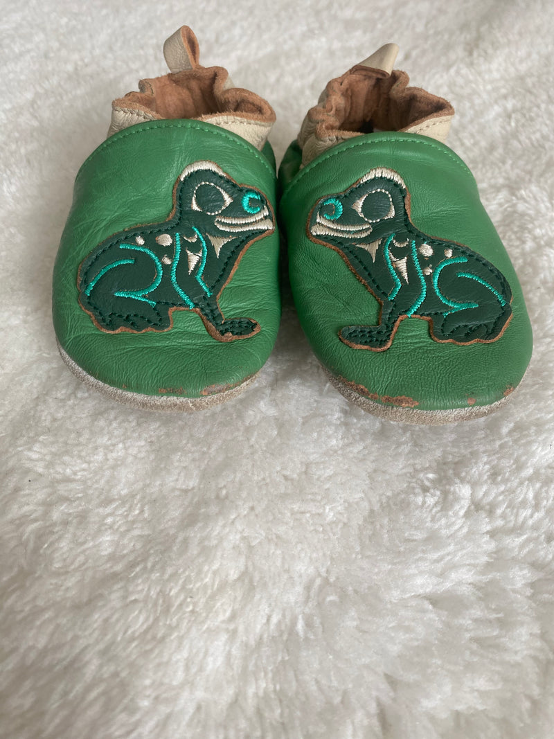 SLIPPERS (approx size 4)