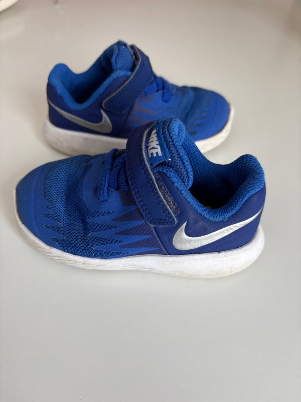 NIKE Shoes (Size 6)