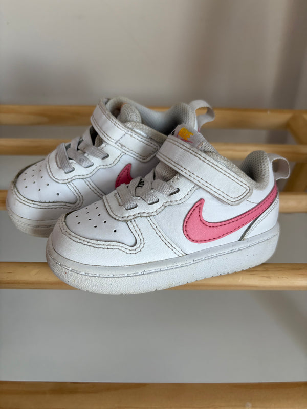 NIKE Shoes (Size 6)