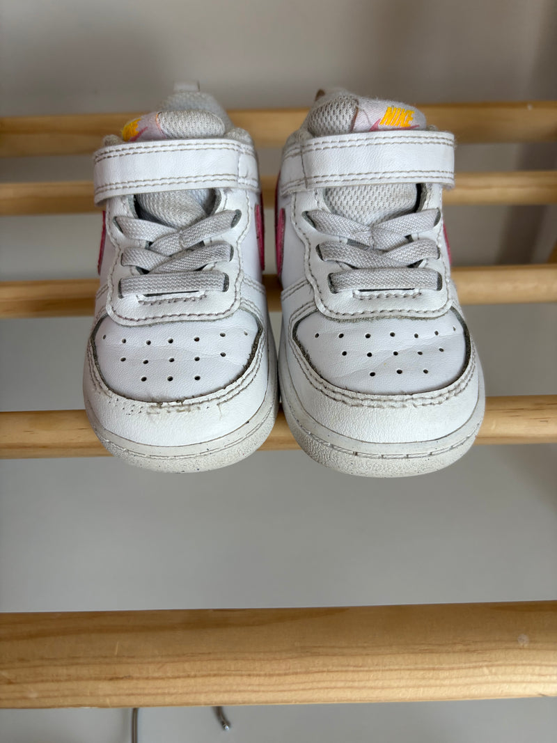 NIKE Shoes (Size 6)