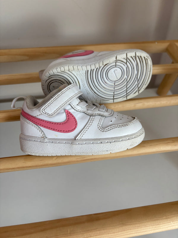 NIKE Shoes (Size 6)