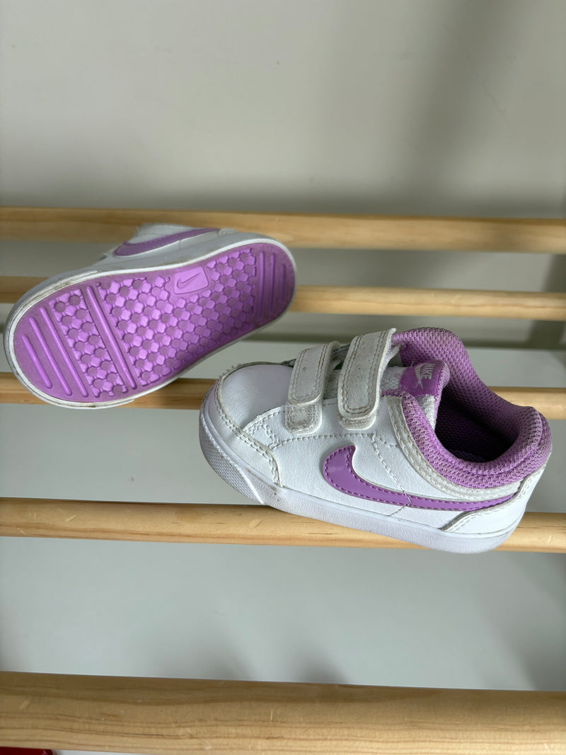 NIKE Shoes (Size 6)