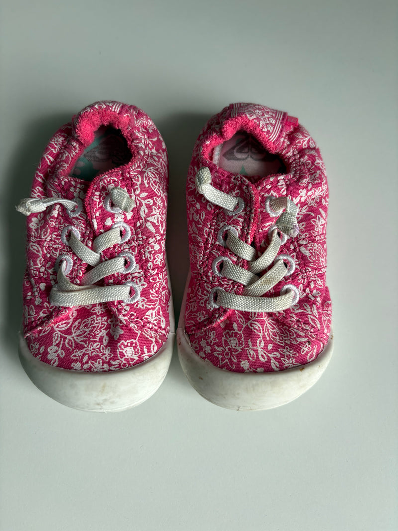 ROXY Shoes (Size 6)