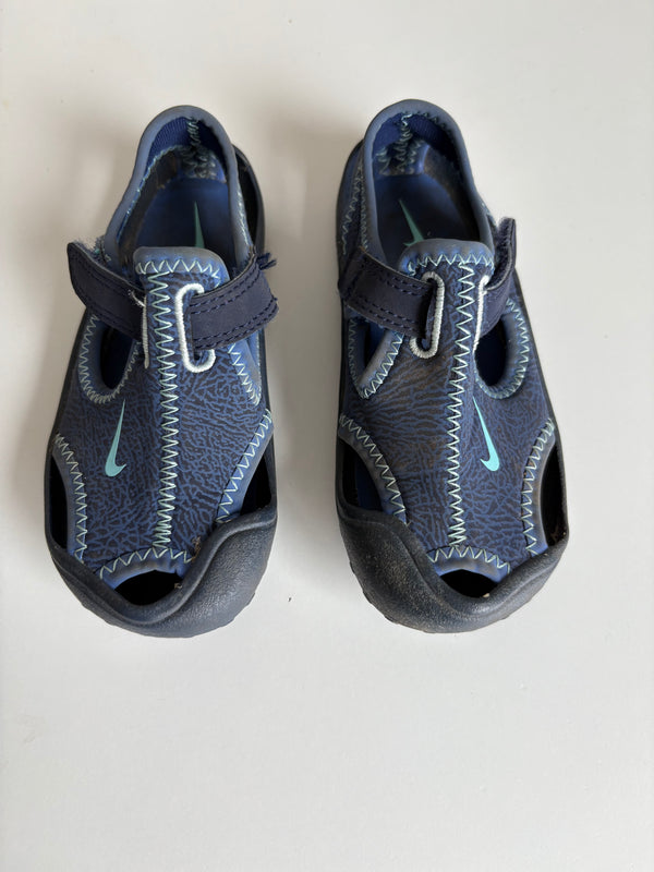 NIKE Shoes (Size 8)
